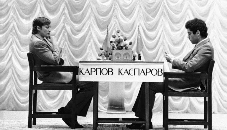 Anatoly Karpov y Garri Kasparov en 1986 jugando a ajedrez