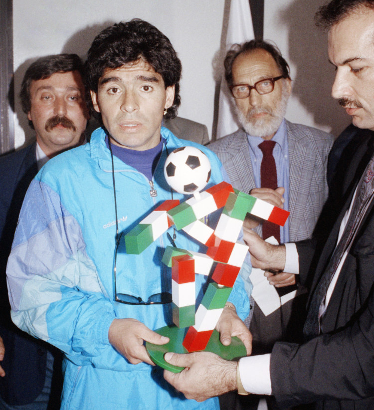 Maradona con la Mascota del Mundial de Italia 90