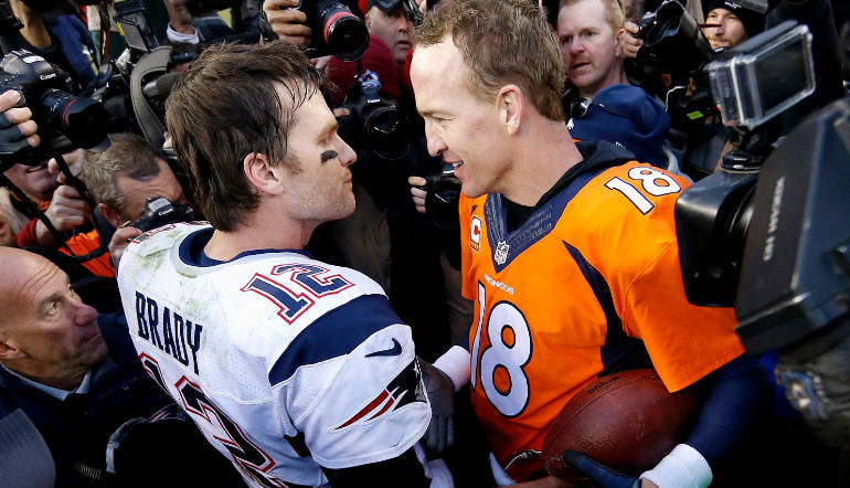 Tom Brady y Peyton Manning en su último encuentro en la NFL