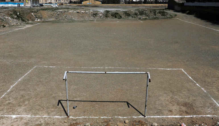 Superficie tierra en campo de futbol